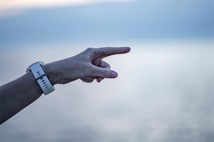 Image d'une main pointant à l'horizon pour accuser quelqu'un ou quelque chose de la responsabilité d'une situation - responsabilité personnelle - Ecole de PNL de Lausanne - EPNLL