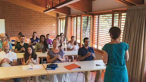 Photo illustrant le sujet : à qui s'adresse notre formation les bases de l’hypnose Ericksonienne - Découverte - epnll - Ecole de PNL de Lausanne